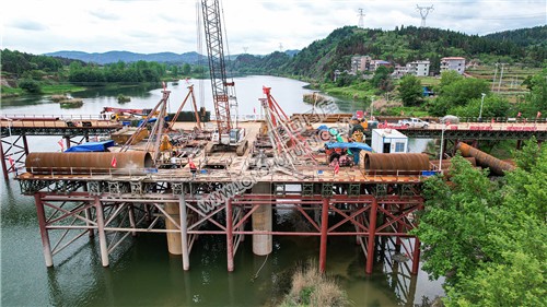 赧水特大桥施工桥将完成跨河，火热施工中