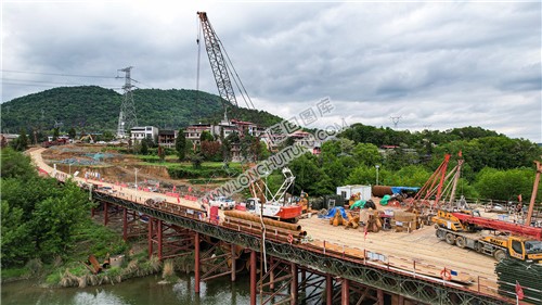 赧水特大桥施工桥将完成跨河，火热施工中