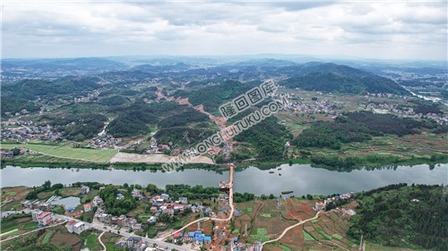 赧水特大桥施工桥将完成跨河，火热施工中
