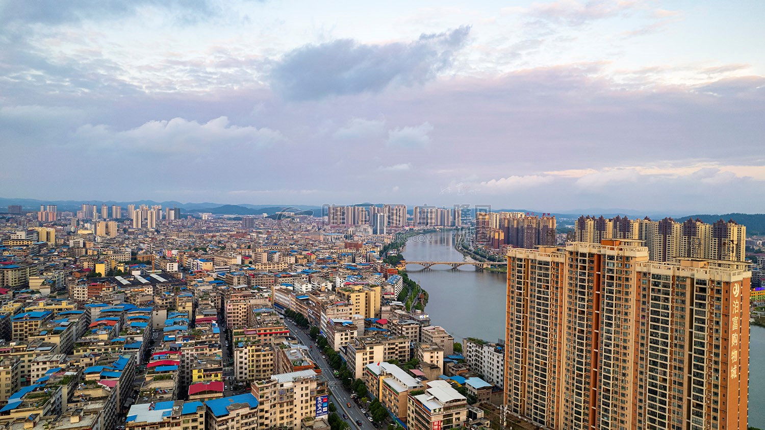 隆回县城赧水河岸风光