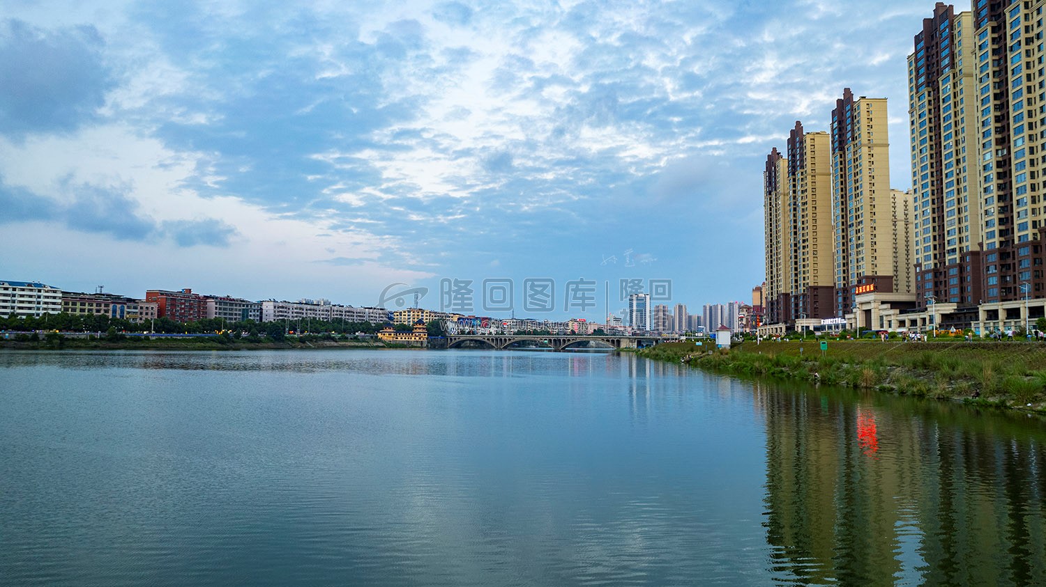 隆回县城赧水河岸风光