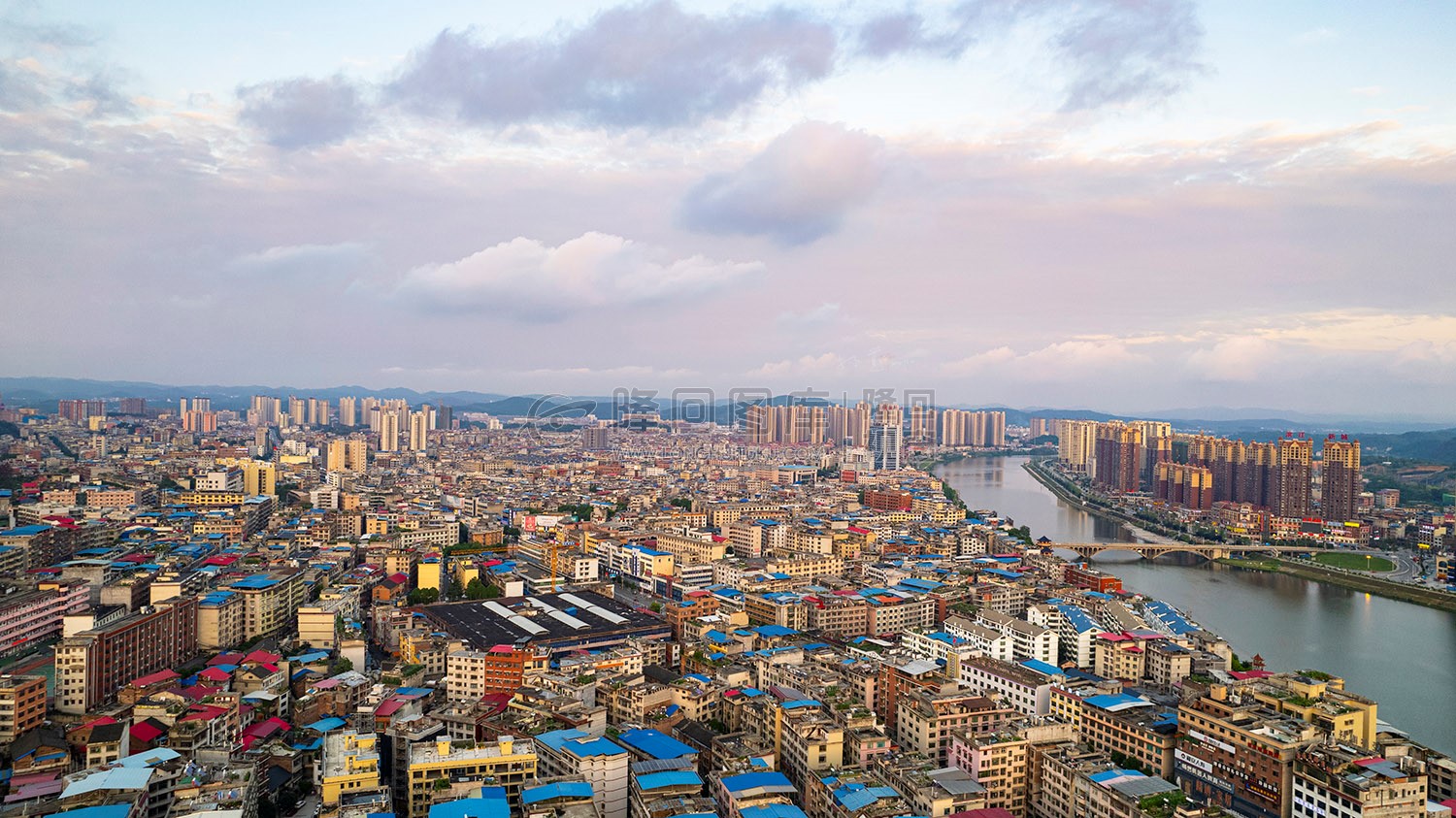 隆回县城赧水河岸风光